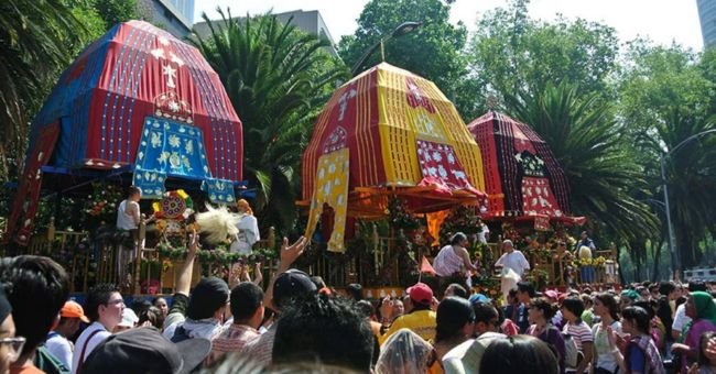 Carrozas del Ratha Yatra rodeadas por participantes durante una procesión