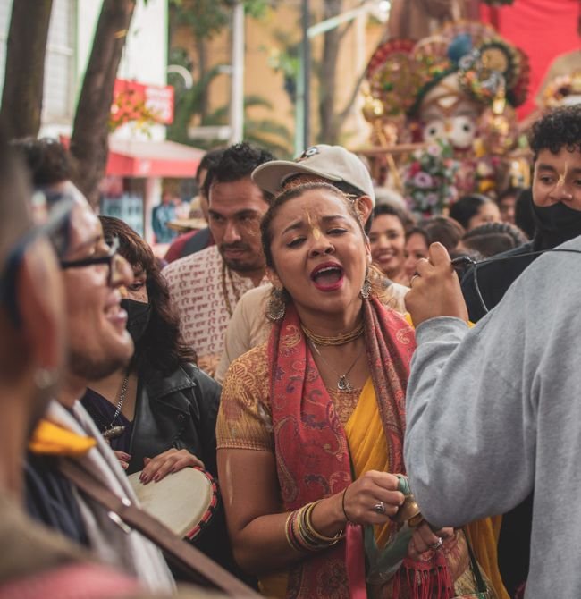 Participantes acompañando las carrozas de Ratha Yatra CDMX