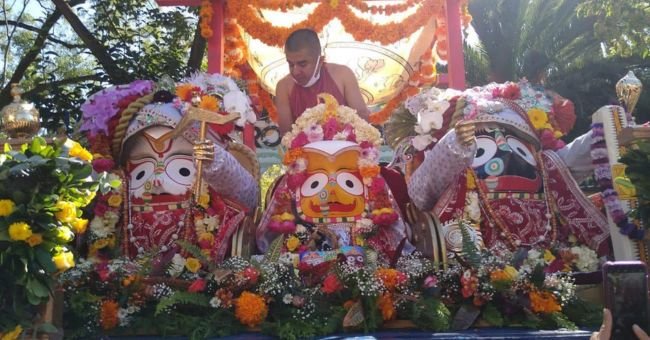 Deidades de Gaura Nitai adornadas con flores en el festival